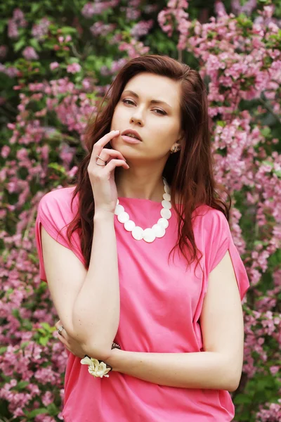 Donna in fiori di primavera — Foto Stock