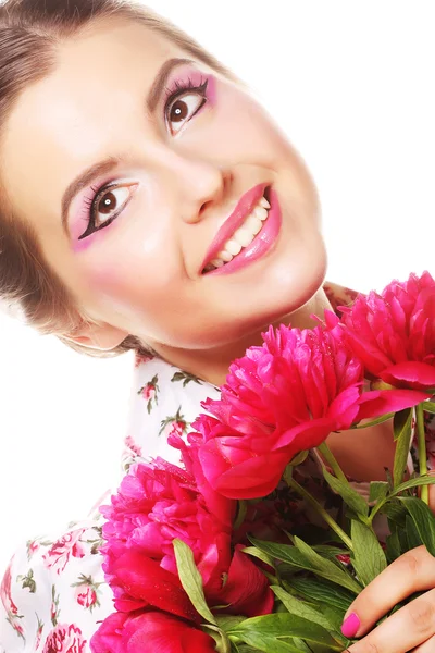 Jovem mulher bonita com peônia rosa — Fotografia de Stock