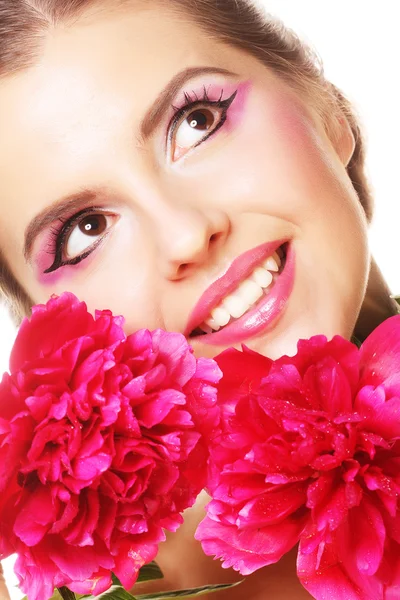 Giovane bella donna con peonia rosa — Foto Stock