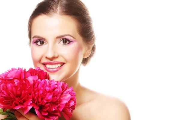 Jovem mulher bonita com peônia rosa — Fotografia de Stock