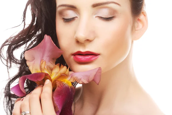 Hermosa mujer con flor rosa — Foto de Stock