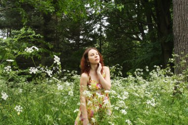 Yaz parkında poz veren kadın