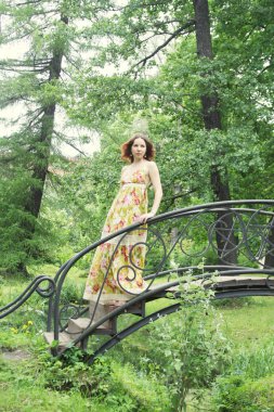 Yaz parkında poz veren kadın