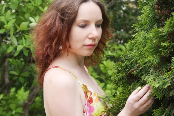 Woman posing in summer park — Stock Photo, Image