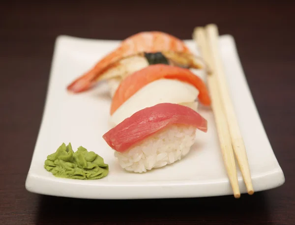 Sushi na bílém talíři. — Stock fotografie