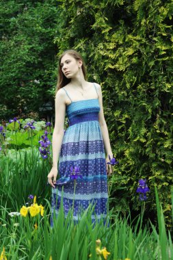 Yaz parkında poz veren kadın