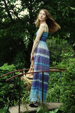 Yaz parkında poz veren kadın