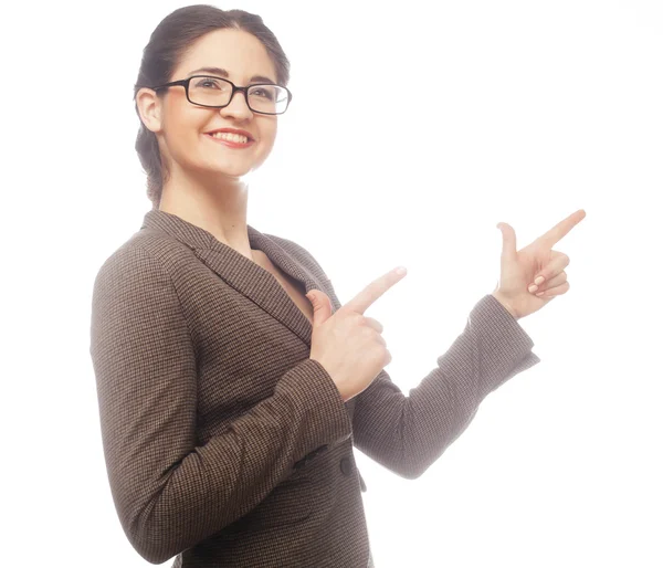 Mujer de negocios de pie contra el backgrou blanco — Foto de Stock