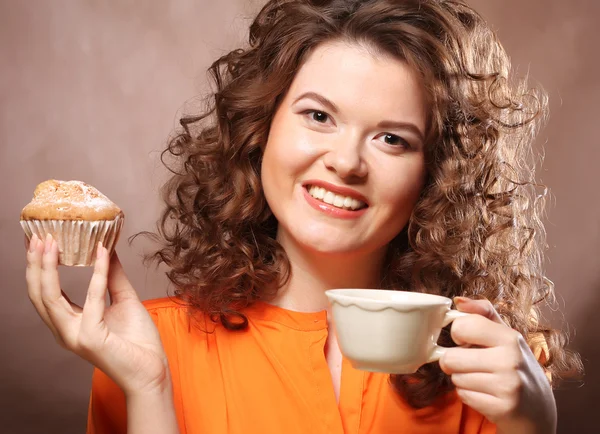 Kobieta cookie jedzenie i picie kawy. — Zdjęcie stockowe