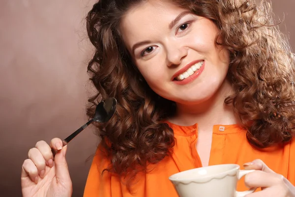 Beautiful woman drinking coffee — Stock Photo, Image