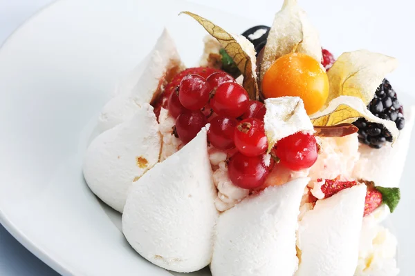 Tarta de helado de crema blanca con frutas y chocolate —  Fotos de Stock