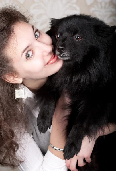 Mujer sosteniendo perro negro — Foto de Stock