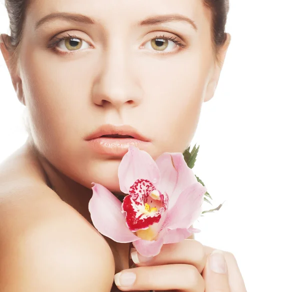 Hermosa mujer con flor rosa — Foto de Stock