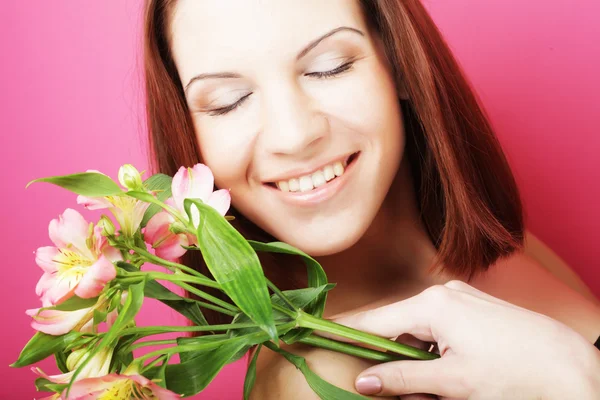 Jeune belle femme avec fleur rose — Photo