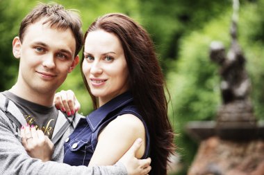 seven bir çeşmenin oturan genç Çift