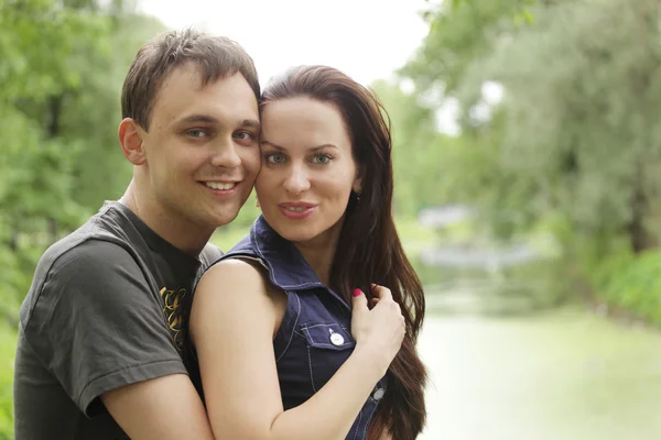 Feliz chico joven con novia — Foto de Stock