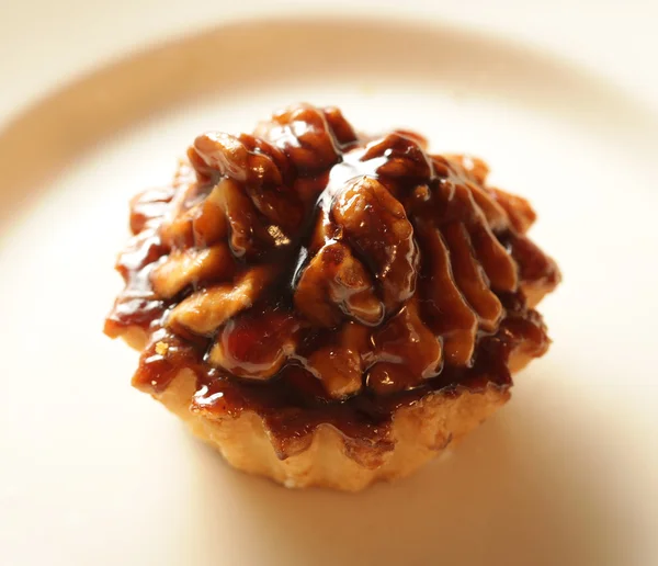 Delicious cake with nut, chokolate and caramel. — Stock Photo, Image