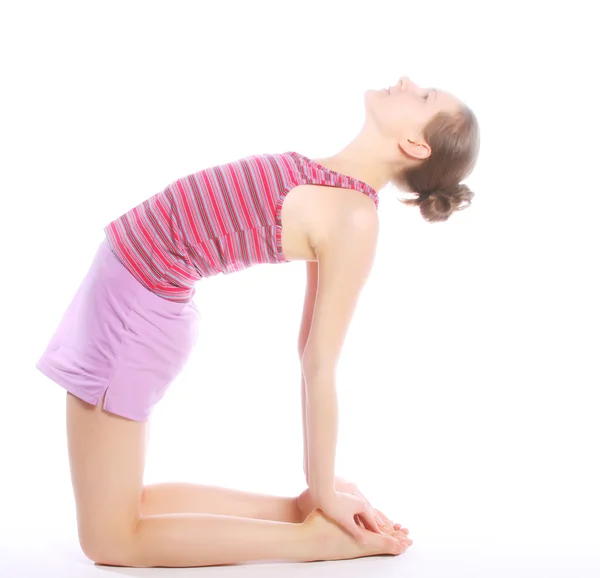 Tiro de una joven deportista haciendo ejercicio de yoga . — Foto de Stock