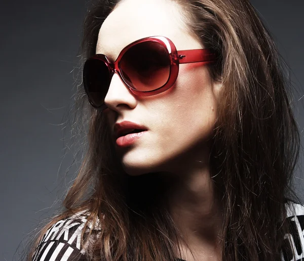 Ritratto donna moda indossando occhiali da sole — Foto Stock