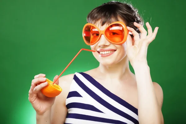 Frau mit Orangen — Stockfoto