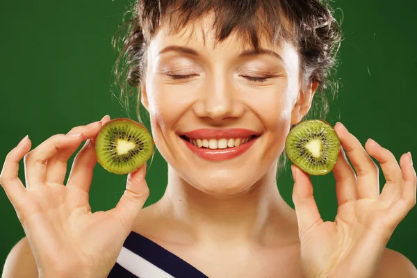 Joven mujer sonriente sosteniendo kiwi . —  Fotos de Stock