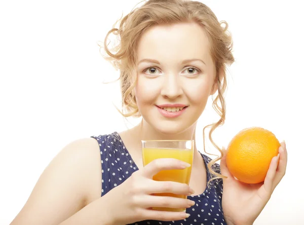 Kobieta trzyma pomarańczowy i sok na białym — Zdjęcie stockowe