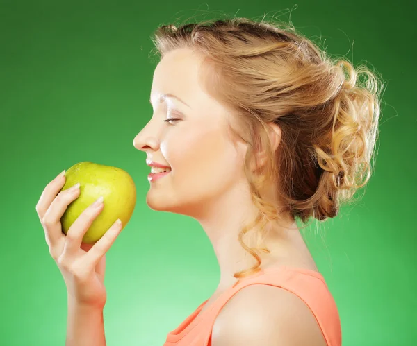 Mulher com maçã verde — Fotografia de Stock