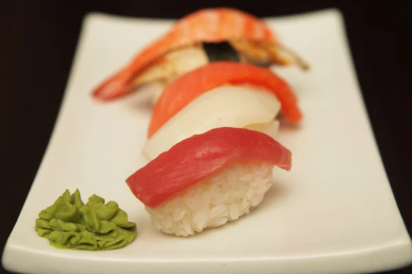 Sushi op een witte plaat. — Stockfoto