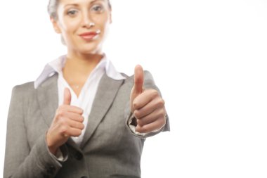 Gülümseyen genç iş kadını