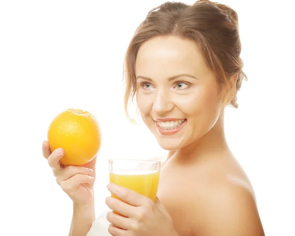 Mujer sosteniendo naranja y jugo — Foto de Stock