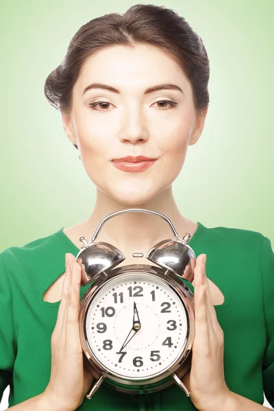 目覚まし時計を持つ女性実業家 — ストック写真