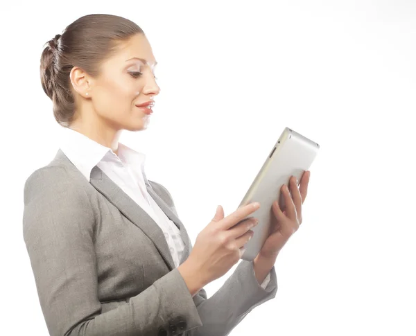 Zakenvrouw maakt gebruik van een mobiele tablet computer — Stockfoto