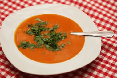 Beyaz kasede kabak çorbası