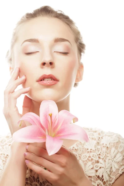 Menina loira com flor rosa no fundo branco — Fotografia de Stock