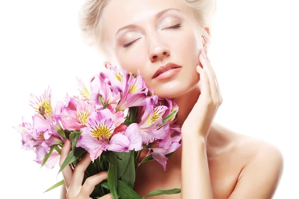 Mujer con flores rosas — Foto de Stock