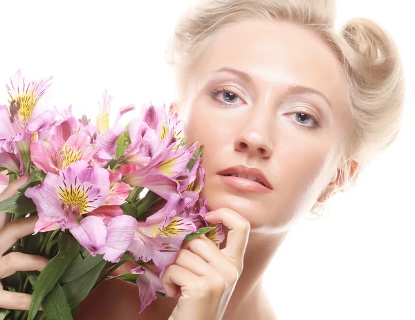 Mulher com flores rosa — Fotografia de Stock