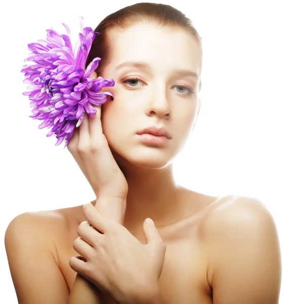 Woman portrait with chrysanthemum. Spa treatment. — Stock Photo, Image