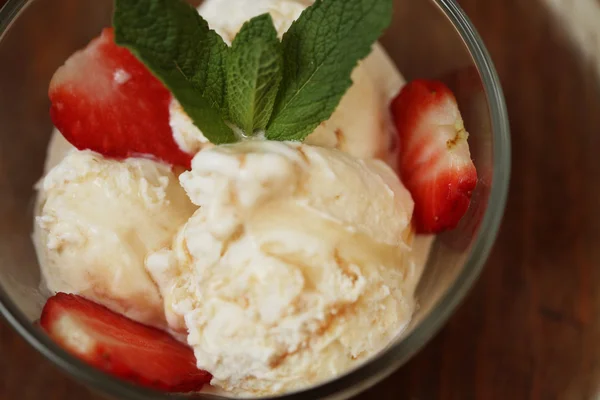 Delicioso helado de fresa fresca —  Fotos de Stock