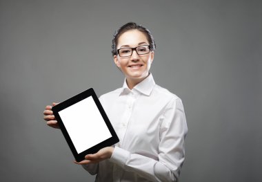 İş kadını elinde tablet bilgisayar tutuyor.
