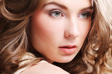 Kıvırcık saçlı genç kadın.