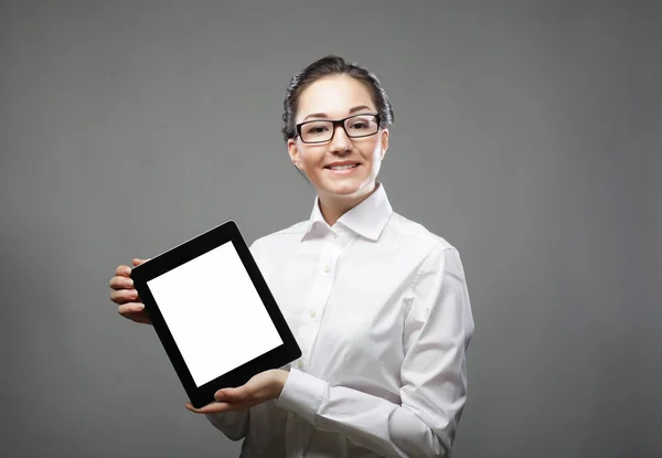 Mulher de negócios segurando um computador tablet — Fotografia de Stock