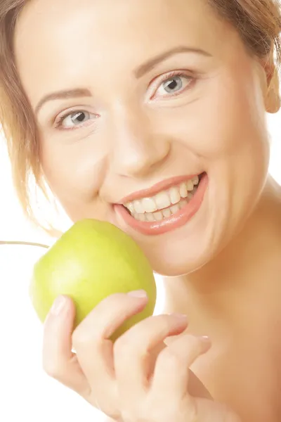 Jovem mulher sorridente feliz com maçã — Fotografia de Stock
