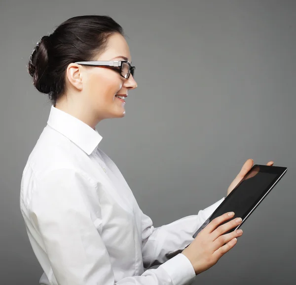 Retrato de uma jovem empresária usando tablet — Fotografia de Stock