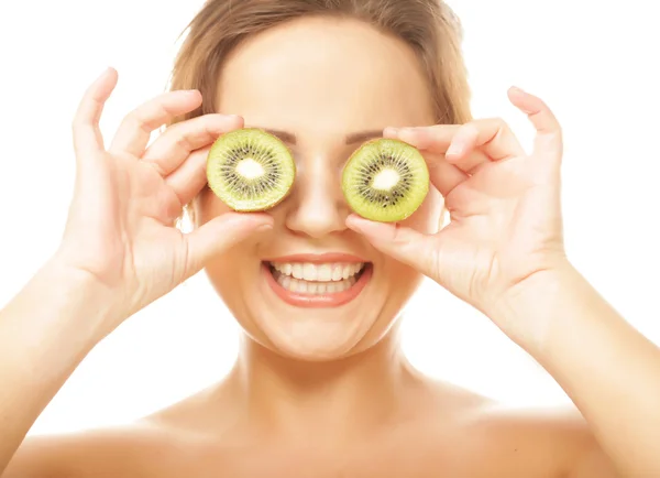 Woman holding kiwi fruit for her eyes. — Stock Photo, Image