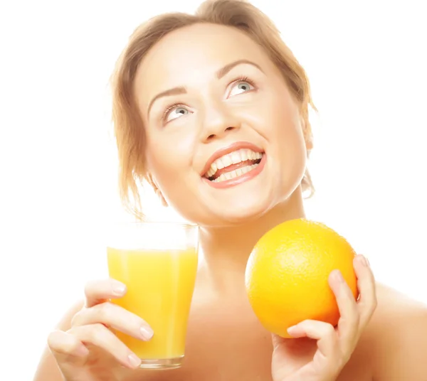 Mujer sosteniendo naranja y jugo — Foto de Stock