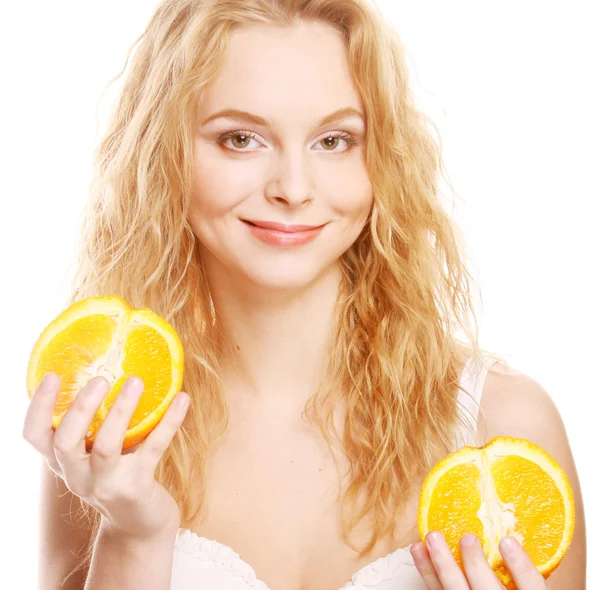 Mujer rubia con naranjas en las manos — Foto de Stock