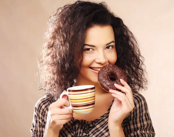Kahve ve kurabiyeli kadın. — Stok fotoğraf