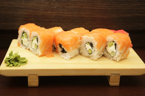 Japanse sushi geserveerd op een houten bord — Stockfoto