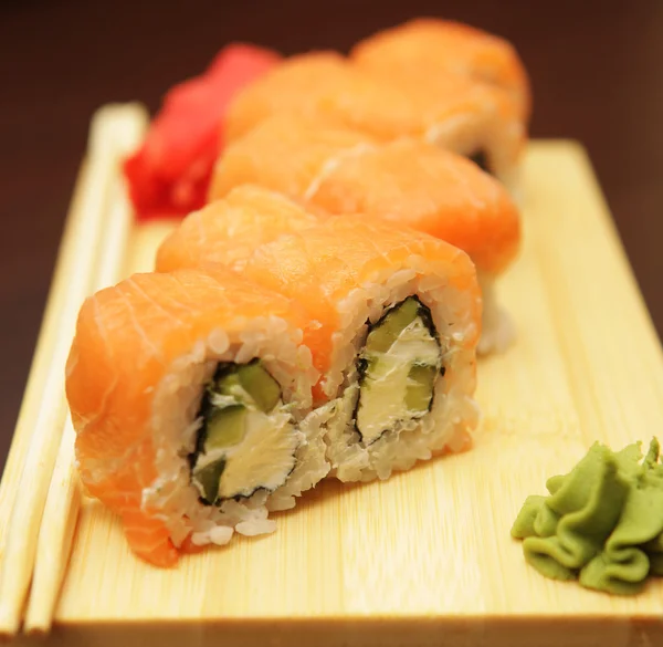Japanse sushi geserveerd op een houten bord — Stockfoto