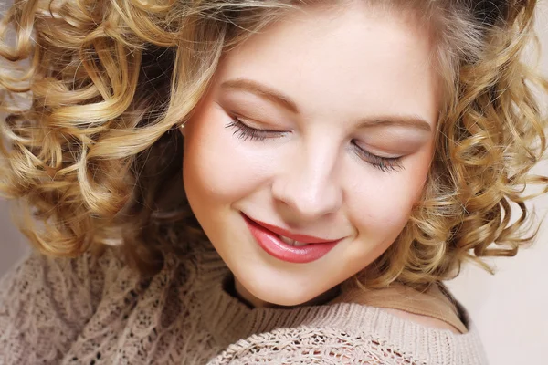 Imagen de una hermosa joven con el pelo rizado — Foto de Stock